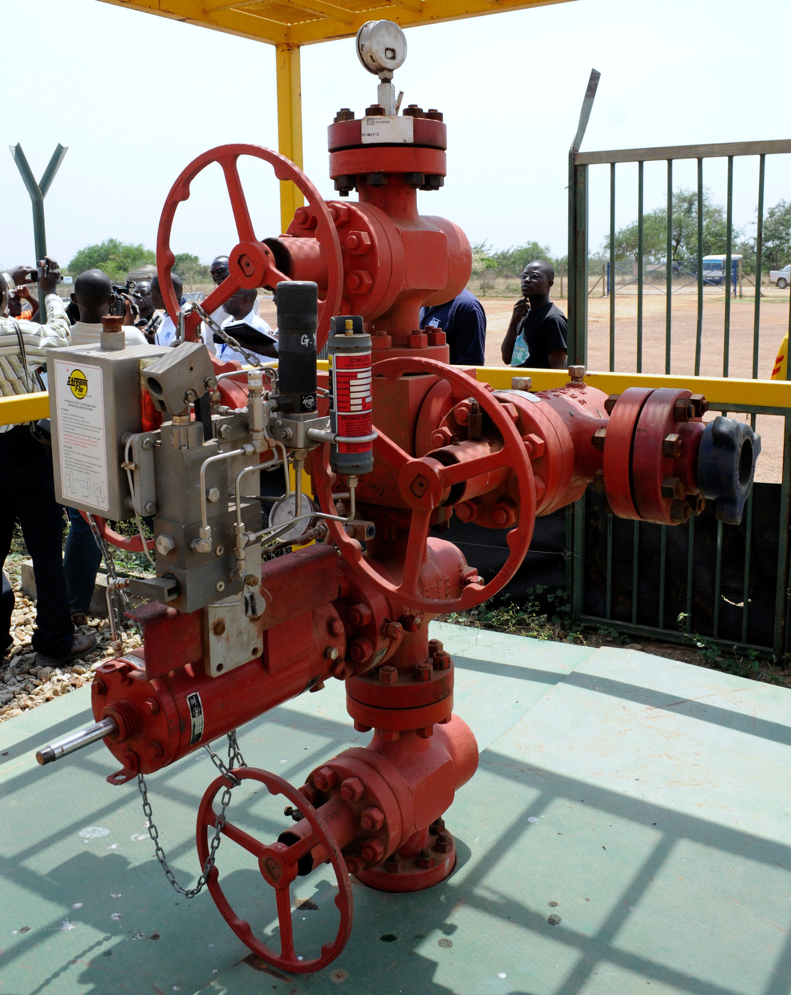 An oil pump is seen in an oil exploration site in Bulisa district approximately 244km (152 miles) North-West of Kampala January 20, 2012. Uganda said on January 27, 2012 the proposed sale of stakes by UK-based explorer Tullow Oil in its fields in the east African country to France’s Total and China’s CNOOC had been delayed by disagreements over protective clauses. Picture taken January 20, 2012. REUTERS/Stringer