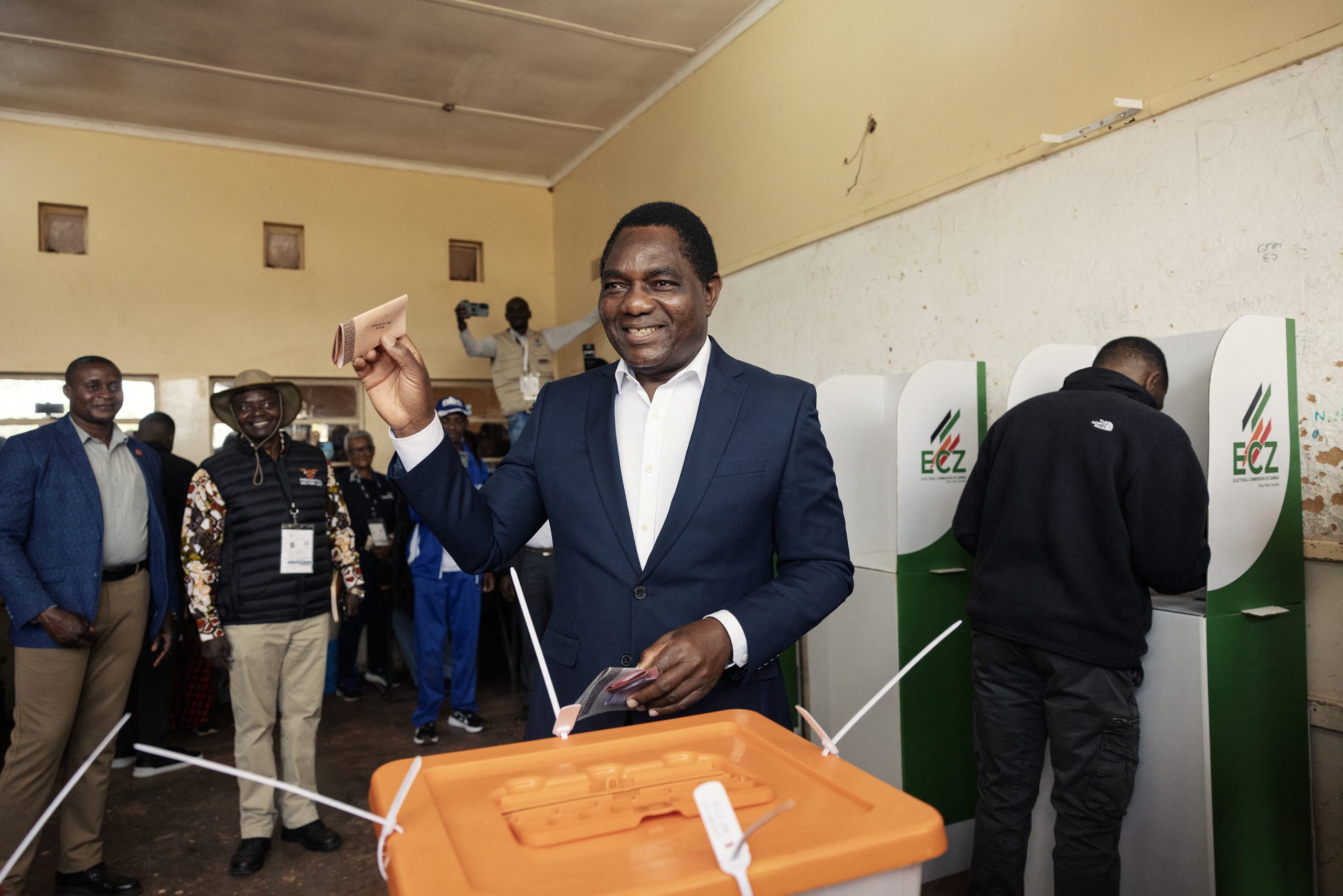 Zambian incumbent President and United Party for National Development (UPND) presidential candidate Hakainde Hichilema casts his ballot in Lusaka on 13 August 2026. © Gianluigi GUERCIA/AFP)