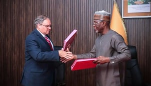 The agreement for the construction of an oil refinery in the Dosso region of Niger was signed on 16 August Zimar’s CEO, Benjamin Day Marc, and Niger’s Minister of Foreign Affairs Bakary Yaou Sangaré.