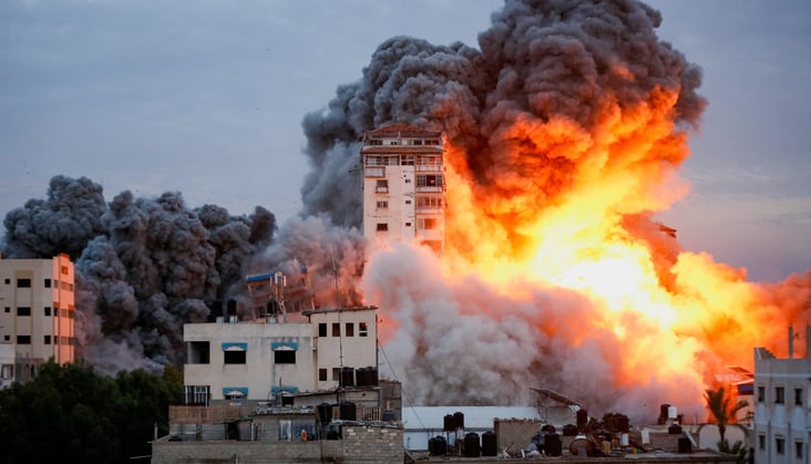 Smoke and flames billow after Israeli forces struck a high-rise tower in Gaza City, 7 October, 2023. (REUTERS/Ashraf Amra)
