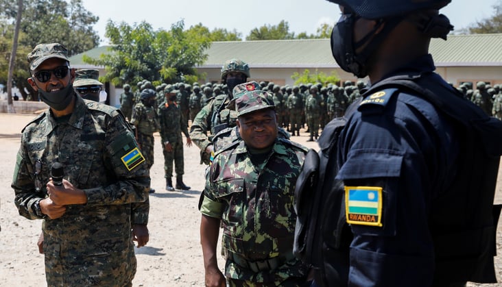 Mozambique’s President Filipe Nyusi and Rwandan President Paul Kagame walk together during an inspection of Mozambican and Rwandan security forces in Pemba, Mozambique, 2021. (Reuters/Baz Ratner)